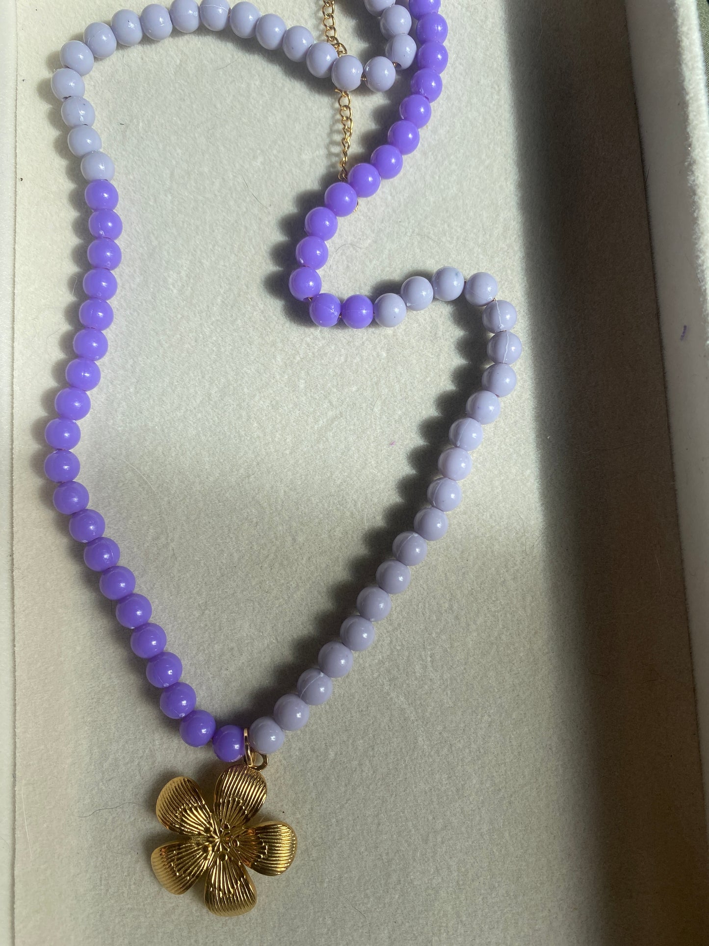 Collier || MONA